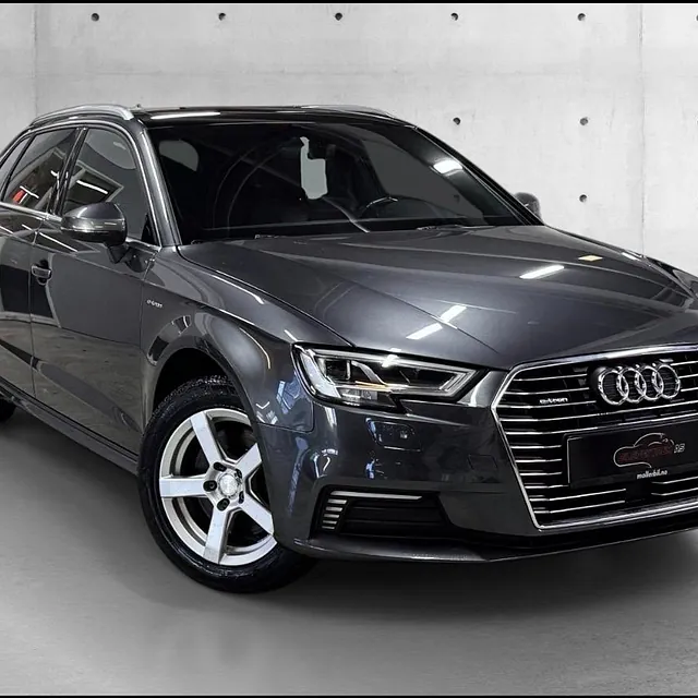 Grå Audi A3 e-tron stasjonsvogn i studio, med klassisk grill og stilrent design