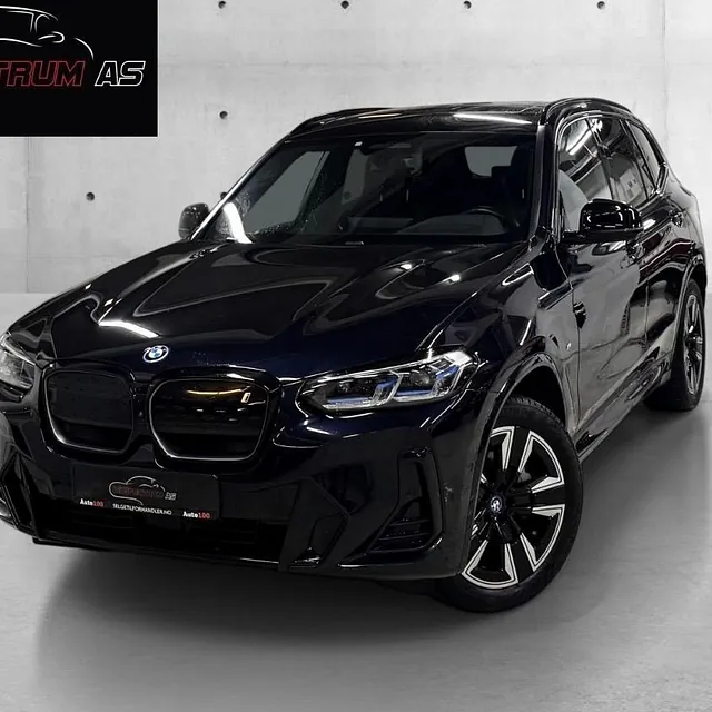 Sort BMW iX3 elektrisk SUV i studio, med markant frontgrill og sorte detaljer