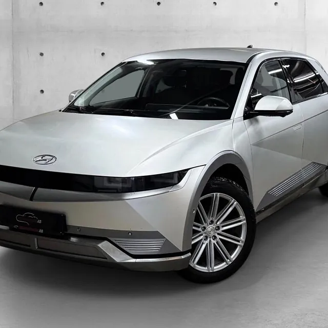Sølvfarget Hyundai Ioniq 5 elbil i studio, med moderne linjer og karakteristisk frontdesign