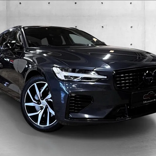 Mørk grå Volvo stasjonsvogn fotografert i studio, med skarpe LED-lys og sorte detaljer i front